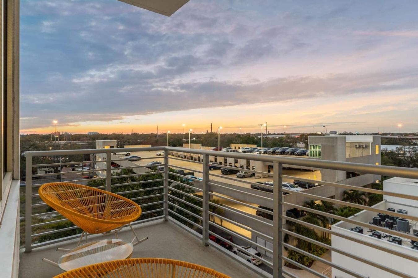 Modern 2 Bed Getaway Steps From Tropicana Field St. Petersburg Luaran gambar